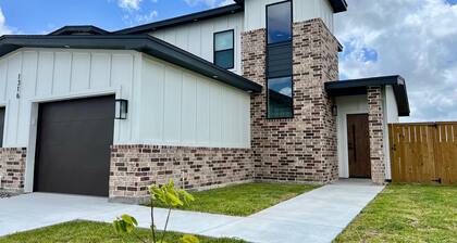 Daytona Beach B - Sleek & Stylish 3BD/2.5BA - WiFi