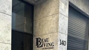 Das Außereiner Gebäudes mit einem Schild, auf dem 'Beau Living' und die Nummer '140' steht.