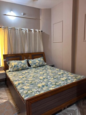 4 makuuhuonetta, silitysrauta/-lauta, ilmainen Wi-Fi, vuodevaatteet