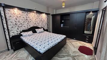 4 bedrooms, iron/ironing board, free WiFi, bed sheets