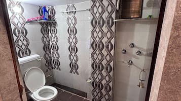 Douche, sèche-cheveux, savon, papier toilette
