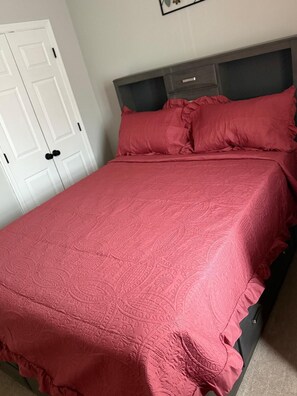 3 habitaciones, tabla de planchar con plancha, wifi y ropa de cama 