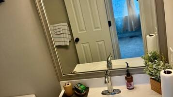 Suihku, hiustenkuivaaja, pyyhkeet, saippua