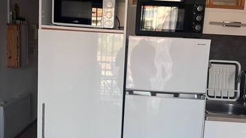 Een microgolfoven, een oven, een kookplaat