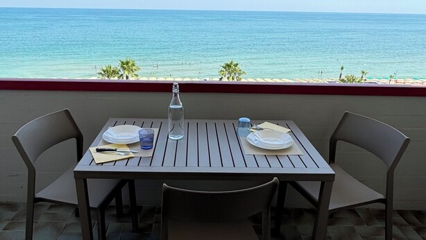 A table with chairs under a canopy overlooking the ocean. - Sulmare Studios - Molocali Sea View (Alba Adriatica)