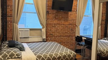 Tabla de planchar con plancha, wifi y ropa de cama