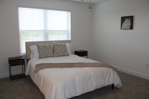 3 bedrooms, desk, iron/ironing board, bed sheets