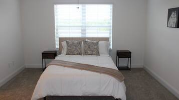 3 chambres, bureau, fer et planche à repasser, draps fournis