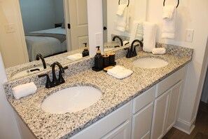 Bruser, hårtørrer, håndklæder, Sæbe