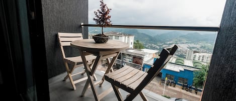 Appartement Duplex, balcon, vue ville | Terrasse/Patio
