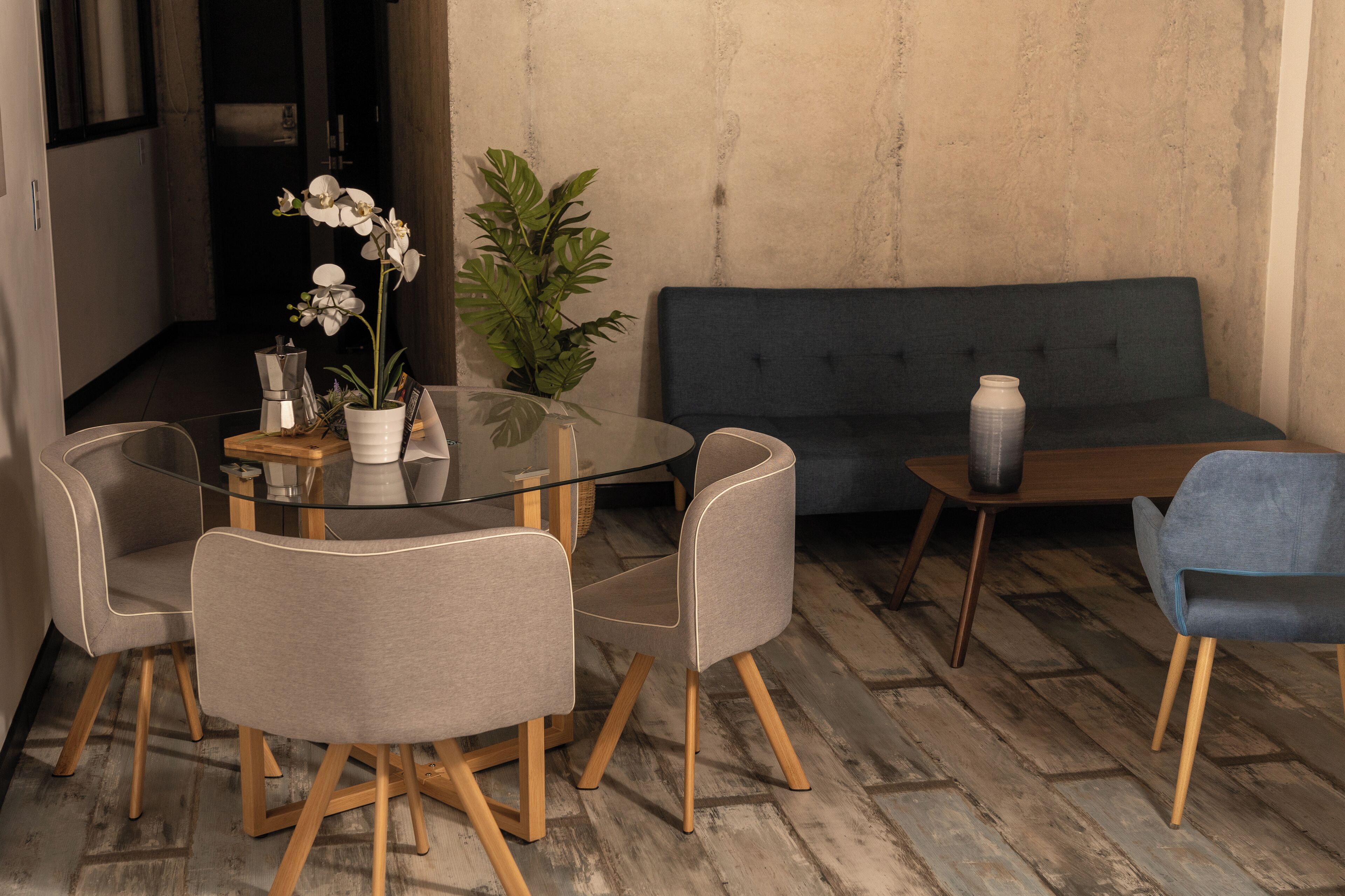 Triple Room, City View | Living area