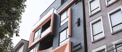 Vista frontal de la propiedad