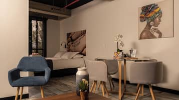 Habitación triple, vista a la ciudad | Caja de seguridad en la habitación y cortinas blackout