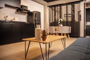 Quadruple Room, City View | Living area