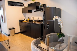 Chambre Quadruple, vue ville | Cuisine privée | Lave-vaisselle, batterie de cuisine, vaisselle et ustensiles