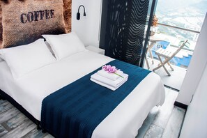 Maisonnette, balkon, uitzicht op de stad | Een kluis op de kamer, verduisterende gordijnen