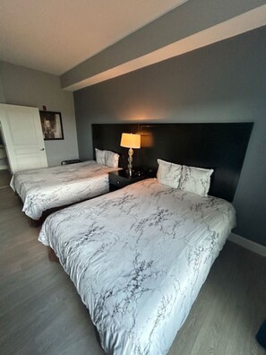 1 間睡房、書桌、熨斗/熨衫板、可攜式嬰兒床