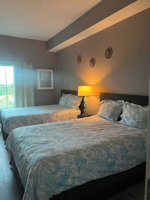 1 camera, una scrivania, ferro/asse da stiro, culla da viaggio