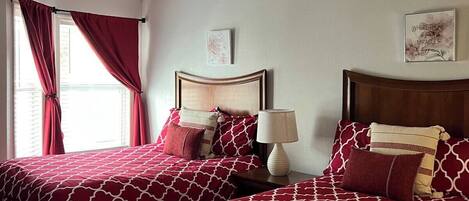 1 Schlafzimmer, Schreibtisch, Bügeleisen/Bügelbrett, Reisekinderbett