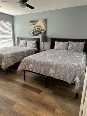 1 quarto, escrivaninha, ferros/tábuas de passar roupa, berço de viagem