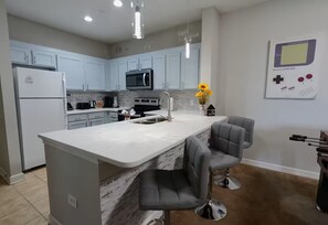 Kylskåp, mikrovågsugn, ugn och spishäll