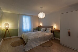 1 habitación, tabla de planchar con plancha, wifi y ropa de cama 