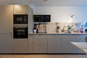 Mikrovågsugn, ugn, spishäll och diskmaskin