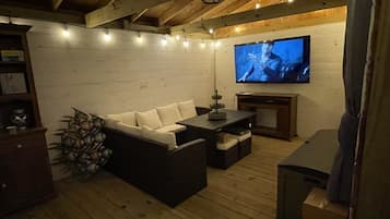 Een smart-tv en een open haard