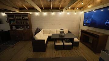 Een smart-tv en een open haard