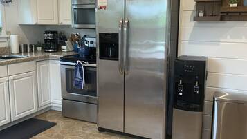 Refrigerador, microondas, horno, placa de cocina