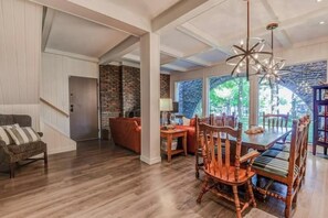 Living area - Waterfront Cottage | 1hr from Toronto (Innisfil)