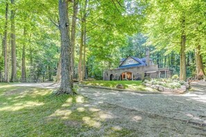 Property grounds - Waterfront Cottage | 1hr from Toronto (Innisfil)