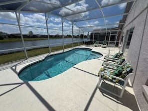 Piscine extérieure, parasols, chaises longues