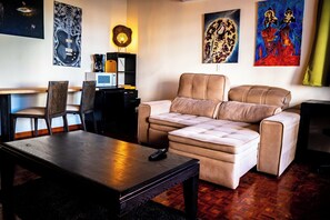 Luxury-Studiosuite, Gartenblick | Essbereich im Zimmer