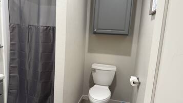 Een douche, een haardroger, handdoeken, zeep