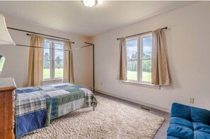 9 bedrooms, iron/ironing board, WiFi, bed sheets