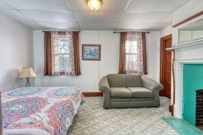 8 bedrooms, iron/ironing board, WiFi, bed sheets