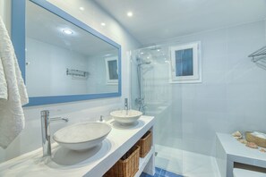 Douche, séchoir à cheveux, bidet, serviettes fournies