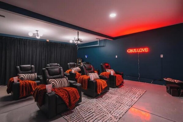 Miscellaneous - Findley BNB Game Room, Movie Theater, Sleeps 12 (Columbus)