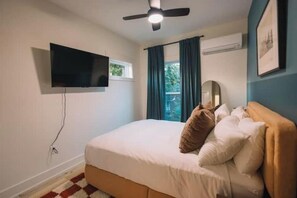 4 bedrooms, desk, travel cot, free WiFi - Findley BNB Game Room, Movie Theater, Sleeps 12 (Columbus)