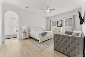 3 habitaciones, tabla de planchar con plancha y cuna de viaje