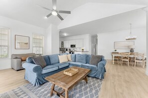 Smart TV, DVD player - Walk to Beach - Golf Cart - Community Pool - Fully Remodeled - Crystal Beach (Destin)