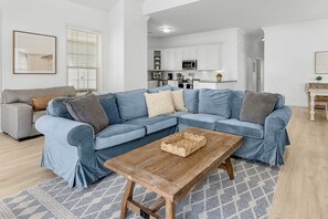 Smart TV, DVD player - Walk to Beach - Golf Cart - Community Pool - Fully Remodeled - Crystal Beach (Destin)