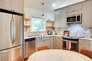 Fridge, microwave, stovetop, dishwasher