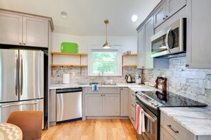 Réfrigérateur, micro-ondes, plaque de cuisson, lave-vaisselle