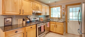 Getaway w/ Guest House - 6 Mi to Lake Glenville!