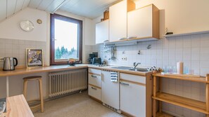 Geladeira, micro-ondas, cooktop, lava-louças