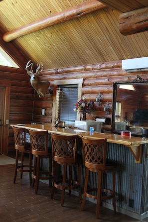 Bar (on property) - 4-bedroom cabin in peaceful Albany, MO. Amazing views and relaxing environment. (Albany)