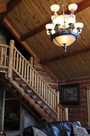 Interior - 4-bedroom cabin in peaceful Albany, MO. Amazing views and relaxing environment. (Albany)