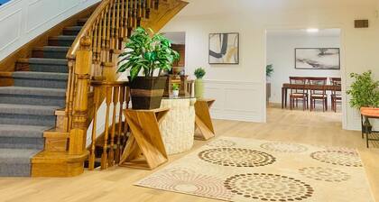 Amazing Unique House in Richmond Hill/25+